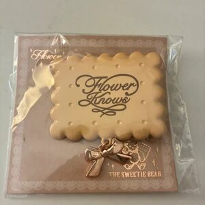 Flower Knows Biscuit Compact with Bow